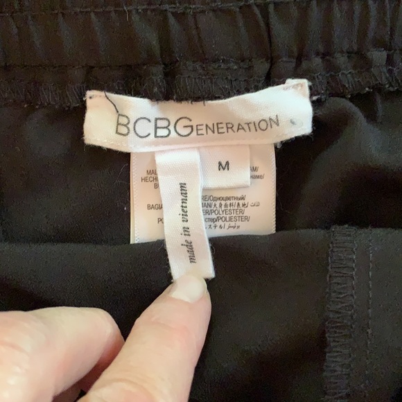 BCBG lace trimmed shorts - Picture 3 of 6